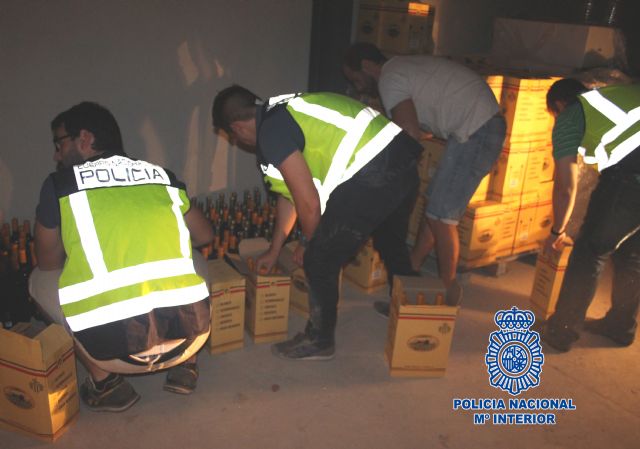 Seis detenidos y 107 kilos de marihuana incautada por la Policía Nacional en un polígono industrial de Lorquí