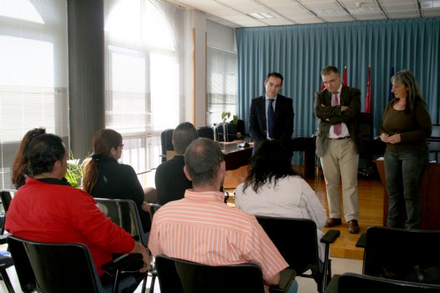 Seis vecinos y vecinas de Lorquí reciben un diploma en informática básica