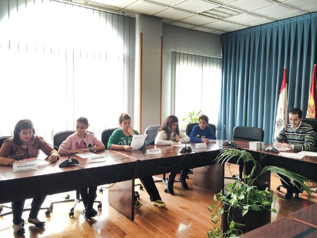Alumnos y alumnas de Lorquí participan como concejales en el pleno infantil con motivo del Día de la Constitución