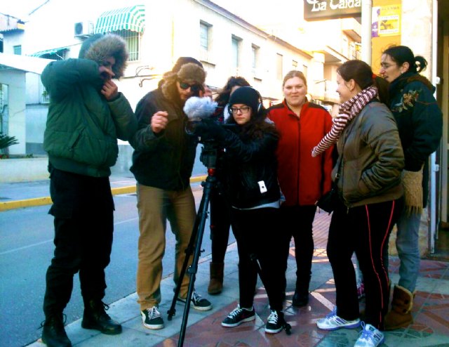 Un grupo de jóvenes de Lorquí rueda un spot sobre el municipio