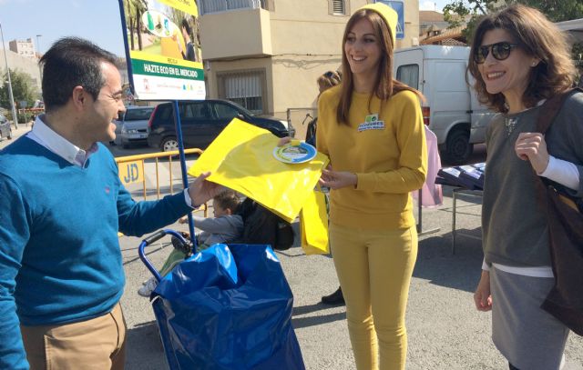 Reparten más de 700 bolsas para reciclar en el mercado semanal