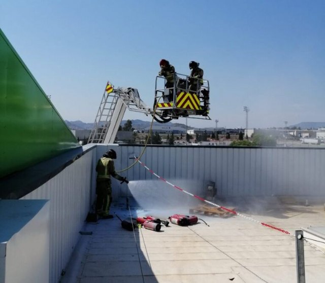 Incendio en el polígono industrial El Saladar, en Lorquí