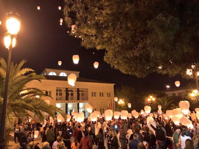 Casi 500 farolillos llenan el cielo de Lorquí de luz solidaria