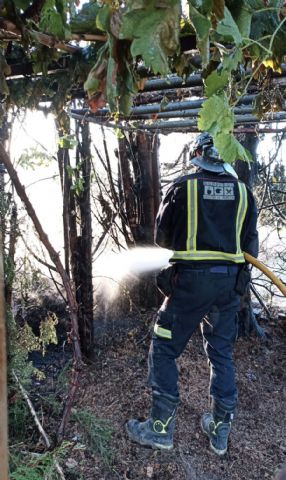 Bomberos apagan un incendio en Lorquí