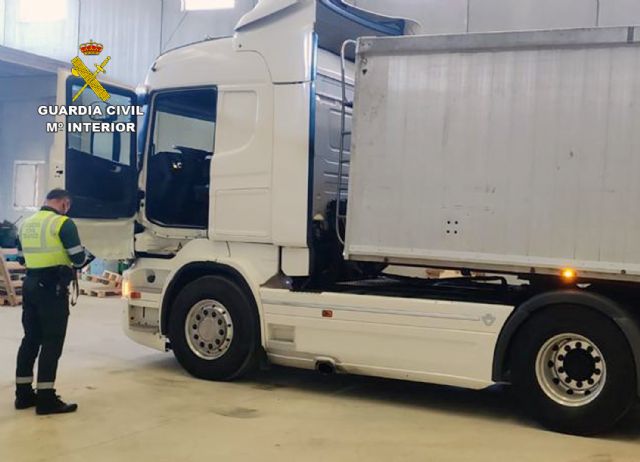 La Guardia Civil investiga al conductor de un camión que, presuntamente, originó un accidente después de desatender la caída de 14 balas de paja a la calzada