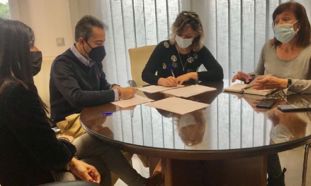 Firman un convenio para reforzar la atención a personas con problemas de salud mental