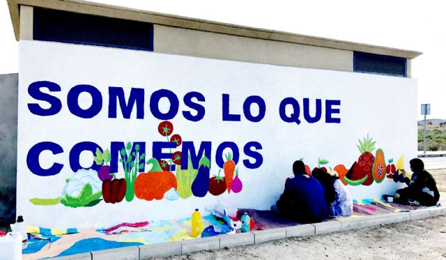 Alumnos del IES Romano García animan a los vecinos a llevar una dieta más saludable a través de un mural