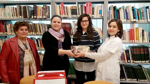 María Candel, una joven de 14 años, gana el premio 'Biblioenamórate' con una carta de amor a su abuelo