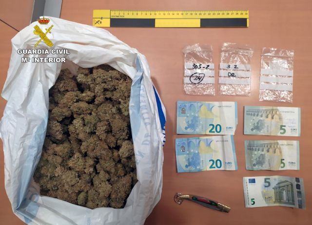 La Guardia Civil detiene a un joven que circulaba en un patinete eléctrico con cerca de medio kilo de marihuana