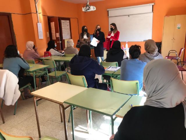 Medio centenar de mujeres inmigrantes aprenden español a través de un curso organizado por el Ayuntamiento