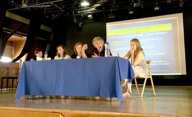 El equipo de Servicios Sociales expone su Trabajo en Red en unas jornadas de atención a la infancia en Barcelona