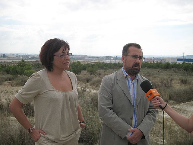 La imagen muestra al director general de Patrimonio Natural y Biodiversidad, Pablo Fernández, junto a la alcaldesa de Lorquí, Dolores García, en la zona del saladar que será restaurada