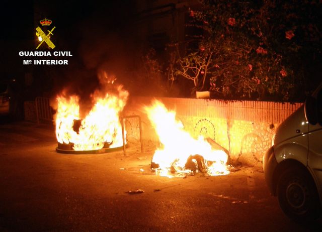 La Guardia Civil esclarece el incendio de contenedores durante la noche de Halloween en Lorquí