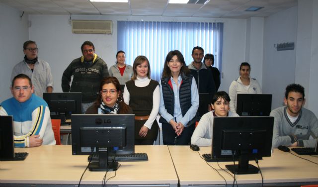 Vecinos de Lorquí inician un curso de informática básica y herramientas para buscar empleo en Internet