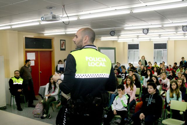 La Policía Local 'enseña' a los jóvenes a identificar los riesgos en su entorno y afrontarlos con responsabilidad