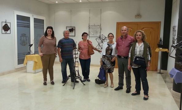 El Ayuntamiento acoge una exposición de escultura del artista Antonio Florenciano