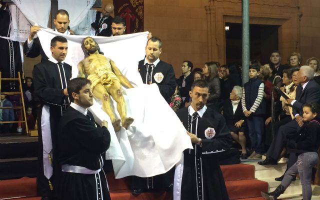 Cientos de personas asisten al Santo Desenclavamiento en Viernes Santo en Lorquí