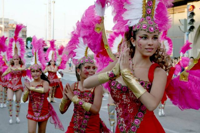 La música y el tradicional desfile de carrozas ponen fin a las Fiestas de Lorquí 2015