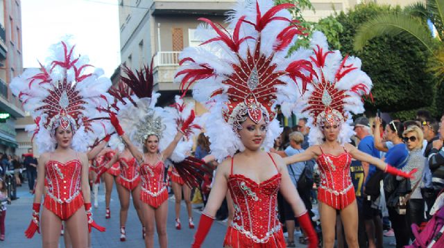 Las calles de Lorquí se llenan de música y color en su desfile de Carnaval