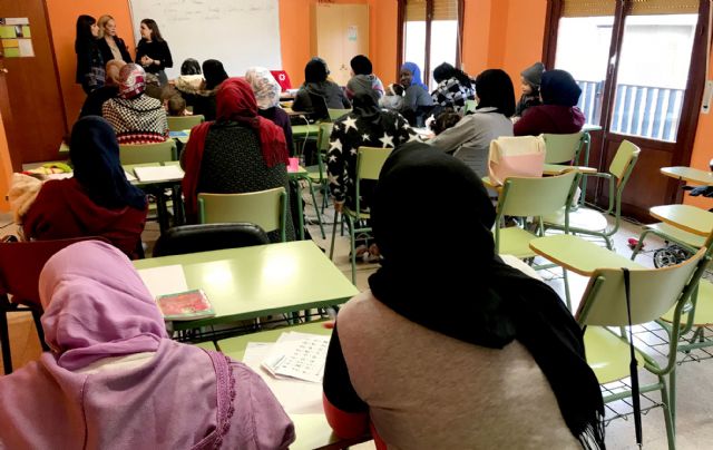 60 personas aprenden español para facilitar su integración en el municipio