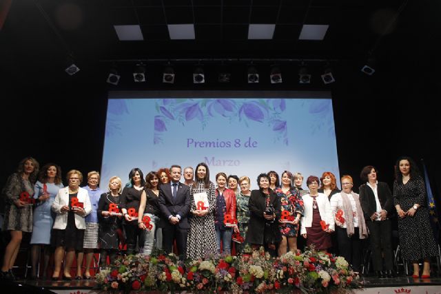 El Ayuntamiento de Lorquí reconoce la labor de las peluqueras en los Premios 8 de Marzo