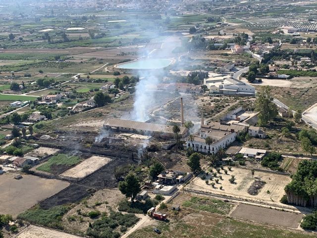 Agente Medioambiental da por extinguido el incendio en zona de huertos abandonados en Palacios Blancos, Lorquí