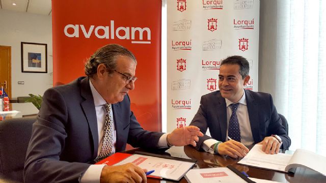 El Ayuntamiento promociona la actividad empresarial a través de la firma de un convenio con AVALAM para facilitar la financiación de proyectos empresariales