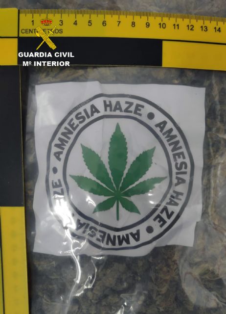 La Guardia Civil detiene in fraganti a los cuatro miembros de una organización mientras cargaban un camión con marihuana en Lorquí