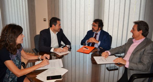 El consejero de Fomento se reúne con el alcalde de Lorquí
