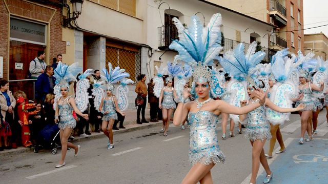 Más de 670 personas participan en el desfile de Carnaval de Lorquí