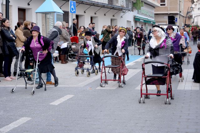 Unas 600 personas participan en el desfile de Carnaval de Lorquí
