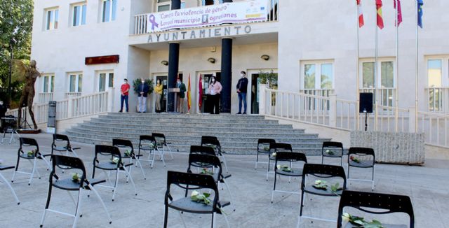 Lorquí recuerda con 41 sillas vacías a las víctimas mortales de violencia de genero de 2020