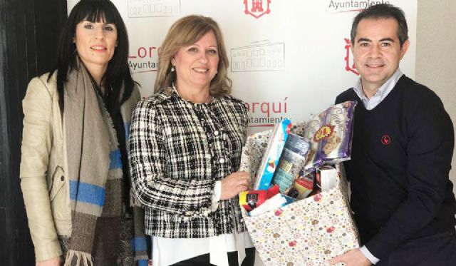 El Ayuntamiento entrega a Cáritas los alimentos recogidos en la campaña solidaria de Navidad