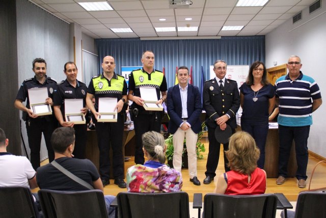 El Ayuntamiento de Lorquí reconoce a los agentes de Policía Local que rescataron a una persona del río
